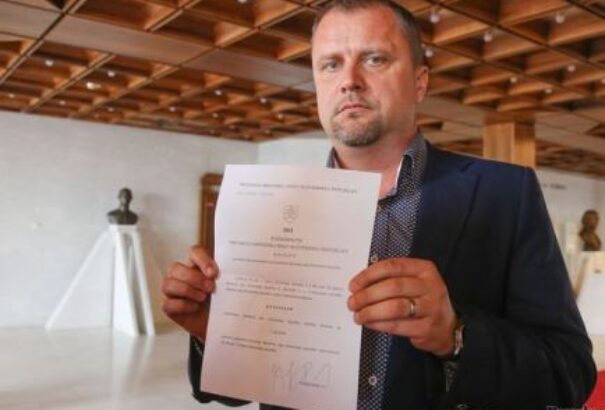 Az ellenzék szerint Hrnčiar hamis felhatalmazás alapján zárta be a rendkívüli ülést