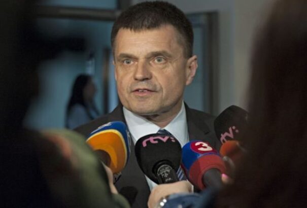 A docensek és a professzorok helyét a titulussal nem rendelkező szakmabeliek foglalhatják el