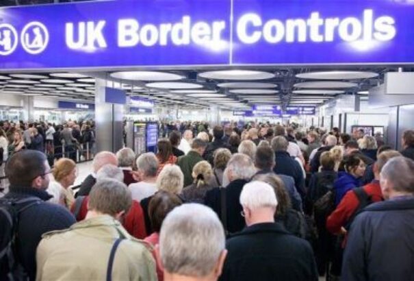 Nagy-Britannia kilép és mégsem. Új irányt vettek a tárgyalások: STOP a vendégmunkásoknak