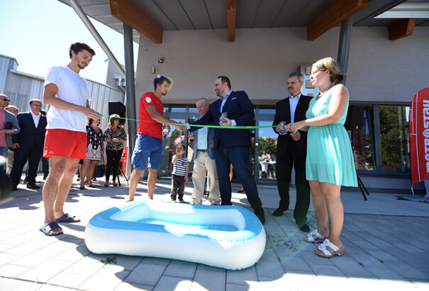 Újabb uszodát újítottak fel Pozsony megyében. A pozsonyligetfaluit már át is adták