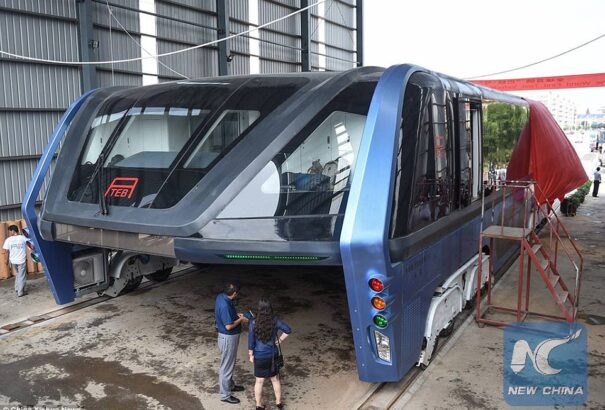 Már tesztelik Kínában a dugóbiztos metróbuszt