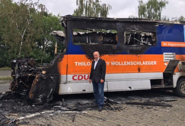 Felgyújtották Angela Merkel autóbuszát