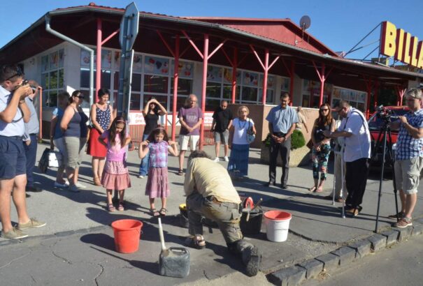 A holokauszt áldozataira emlékezve két botlatókövet helyeztek el Füleken