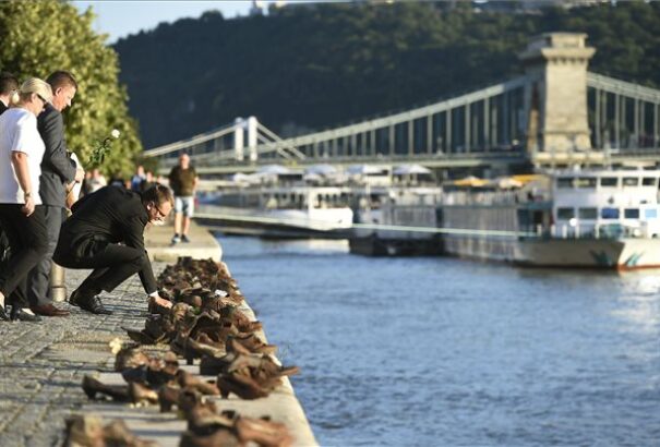 Rétvári: a nemzetiszocializmus és a kommunizmus áldozataira ugyanúgy kell emlékezni