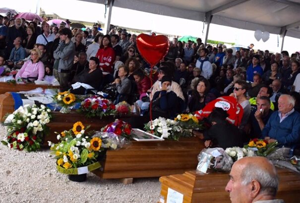 Olasz földrengés: Amatricében elbúcsúztatatták az áldozatokat