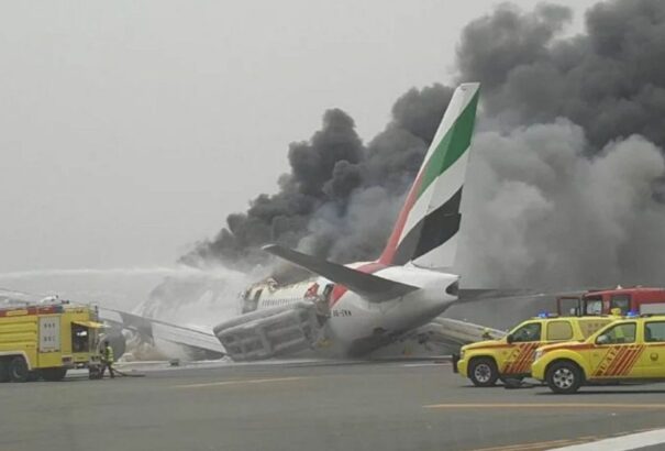 Kényszerleszállás után kigyulladt egy utasszállító Dubajban