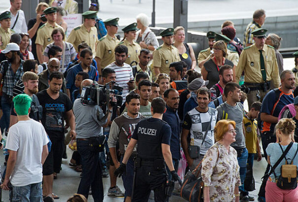 Csaknem hatezer migráns perelte be Németországot