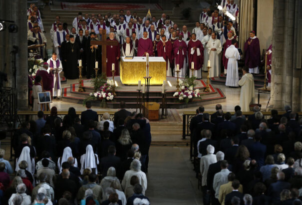 Ezrek búcsúztatták az iszlamisták által meggyilkolt papot