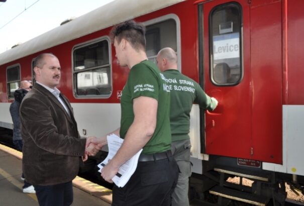 Ennyi volt. Kotleba járőreit leszállítják a vonatokról