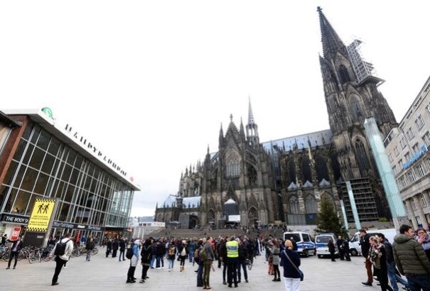 Késelés és lövöldözés Kölnben, a támadók elmenekültek