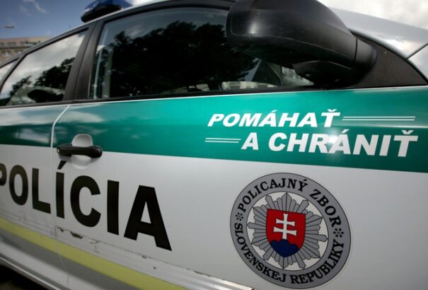 Autós üldözés: fiatal nőkkel teli autóra nyitottak tüzet a rendőrök. Két sérült