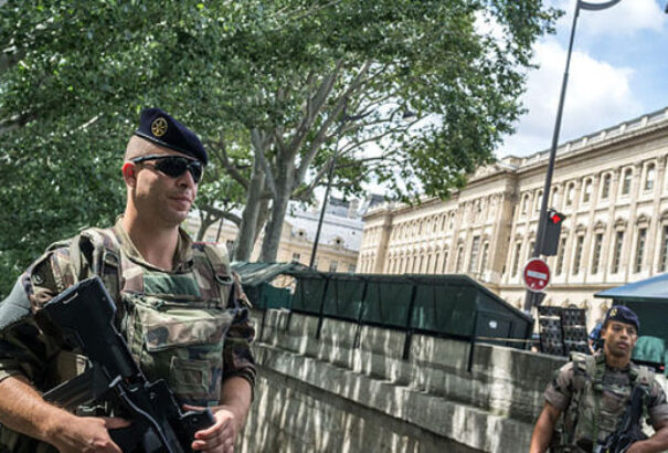 A francia rendőrség közzé tette egy afgán migráns fényképét