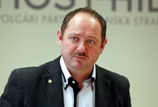 A Smerrel nem lehet nem bemocskolódni