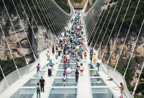 Lezárták a világ legnagyobb üveghídját