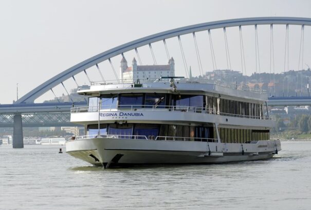 „Dunán úszó kongresszusi terem” várja az európai vezetőket