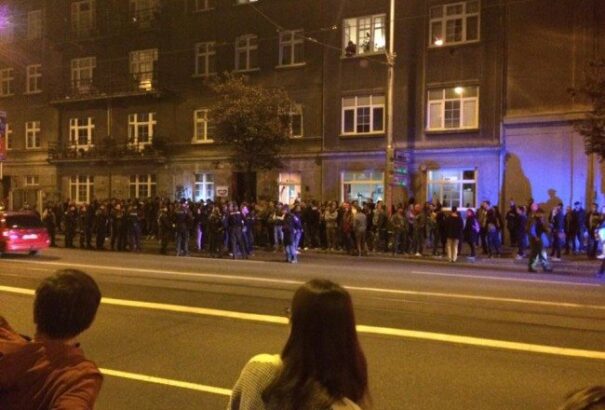 Party Radonál: Több százan tüntettek a nyitvatartási korlátozás ellen