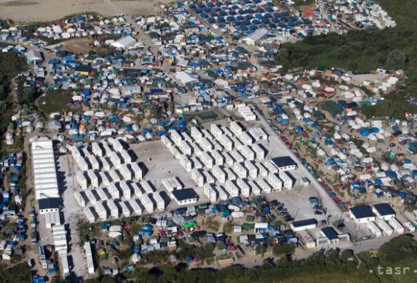 Hollande a Calais-i migránstábor teljes felszámolását ígéri