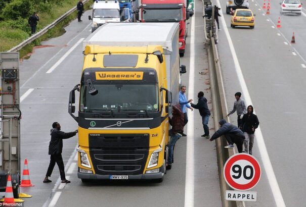 Beszélni is alig tud a Calais-nál megvert magyar kamionsofőr