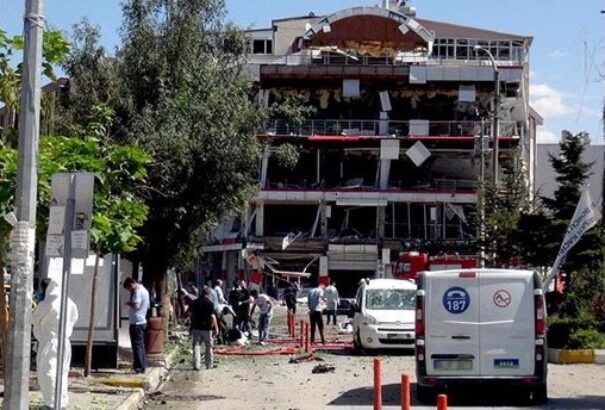 Pokolgép robbant a török kormánypárt székháza előtt