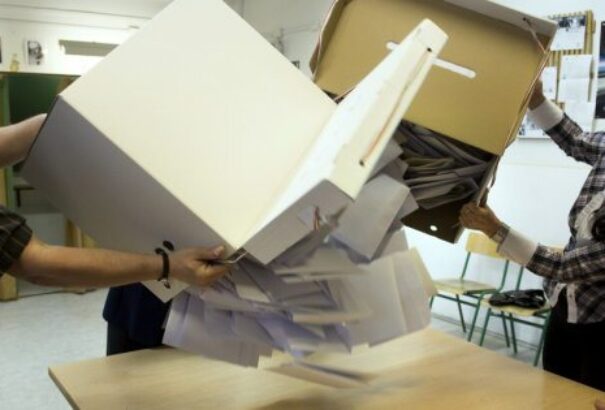 Szavazólap helyett 200 eurót rejtő borítékot dobott az urnába a galíciai választásokon egy szavazó