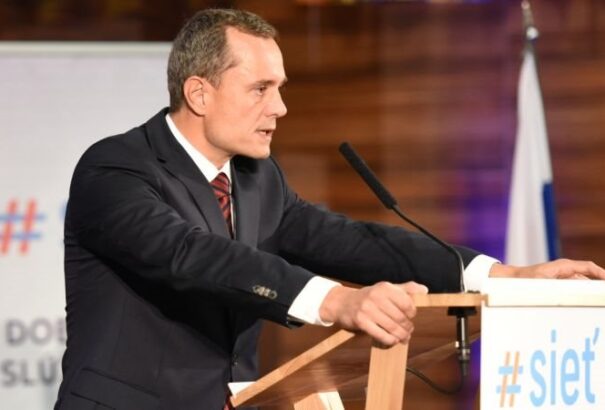 Sulík éles kritikával illeti Procházkát. Leveleket küld Luxemburgba