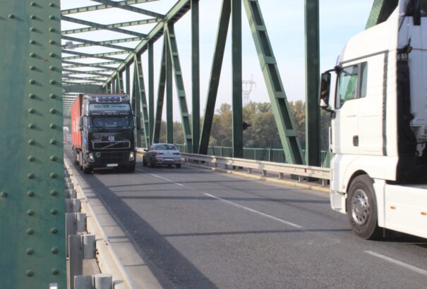 Végre átadták a forgalomnak a kijavított medvei hidat – Képek