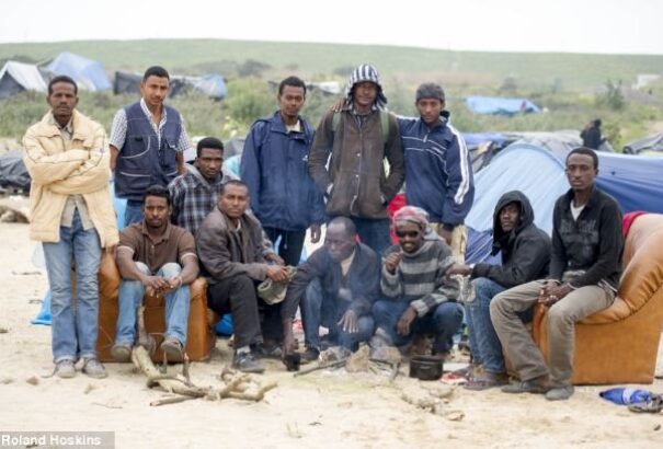 Calais: a migránsokkal folytatott románcokat a női segítők kezdeményezik