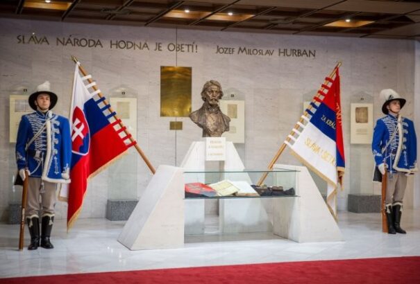 Díszőrség fogja őrizni az állami jelképeket a parlamentben