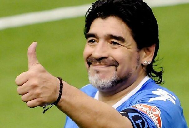 Diego Maradona visszatér a pályára