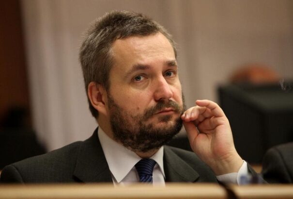 Egyperces néma csend a parlamentben Tóth Károly emlékére