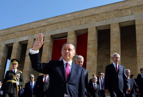 Erdogani tisztogatás: további 43 ezer közalkalmazottat bocsátottak el Törökországban