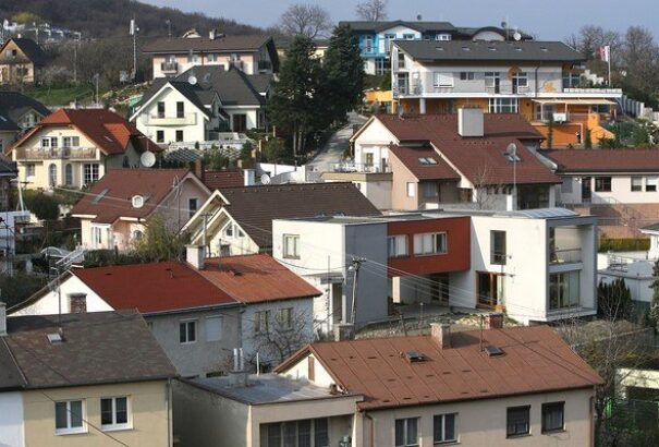 A fiatalok félnek saját lakásba költözni – a hitel terhei miatt