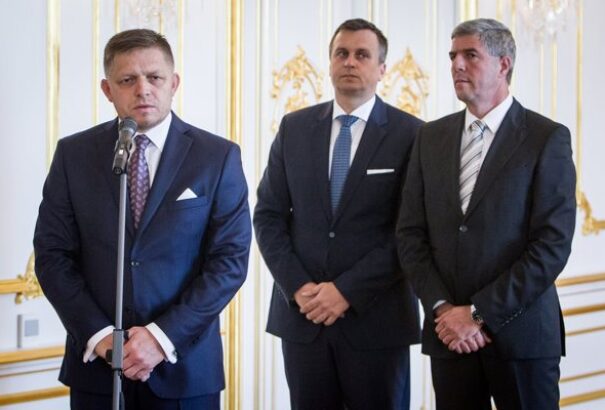 Aláírtak az új koalíciós szerződést. A legsúlyosabb magyar ügyek továbbra is megoldatlanok.