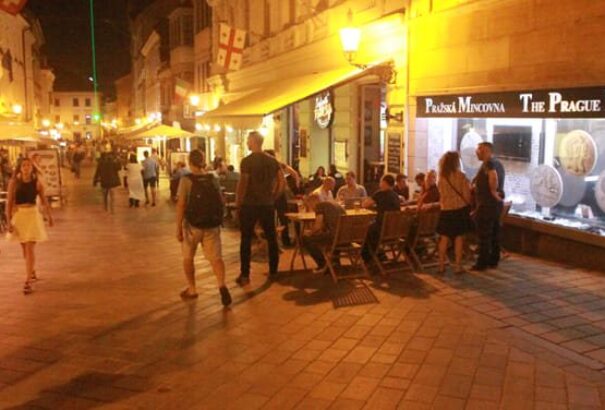 Meggondolta magát a polgármester: mégsem zárnak be este a pozsonyi bárok