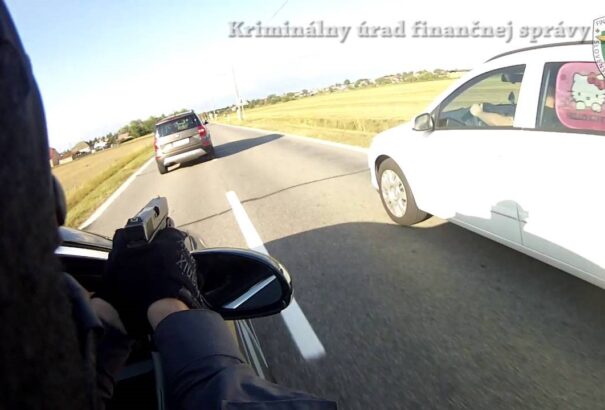 Drog volt nála, menekülőre fogta. Közzé tették a videót az autós üldözésről