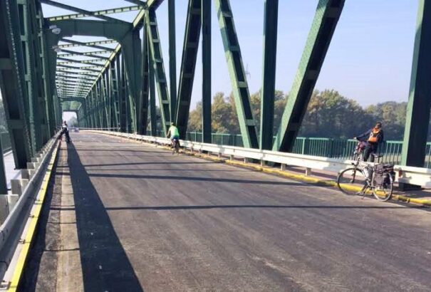 Érsek előbb átadta, majd újra lezárta a medvei hidat