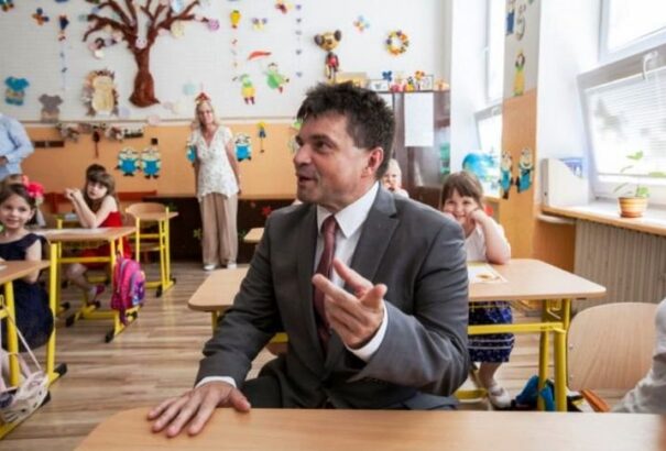 Káosszal kísért tanévkezdés: a miniszter elismerte a hiányosságokat