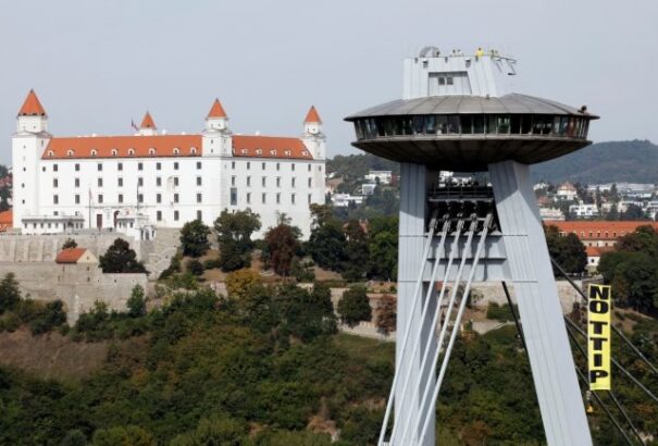 Aktivisták transzparest helyeztek el a pozsonyi SZNF híd tetején