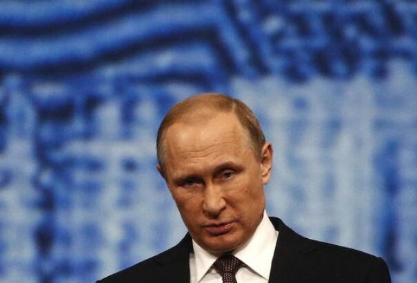 Putyin a Bloombergnek: Maga tényleg azt hiszi, hogy atomot dobnánk a Baltikumra?