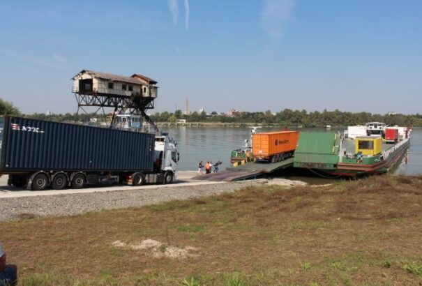 Átadták az Esztergom és Párkány közötti teherkompot