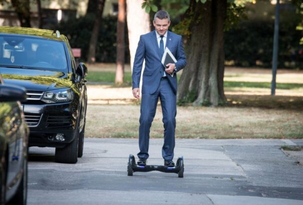 Nem szokványos módon mentek ma a miniszterek munkába