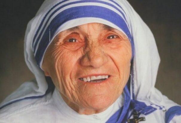 Kövesd élőben Teréz anya szentté avatását (livestream)