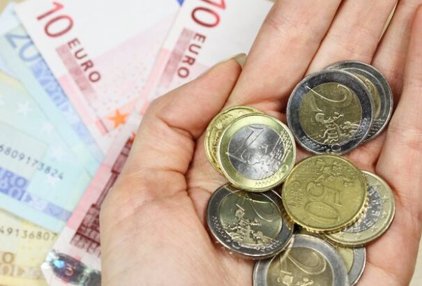 Jövő héten kezdi meg a karácsonyi nyugdíj-kiegészítések kifizetését a Szociális Biztosító