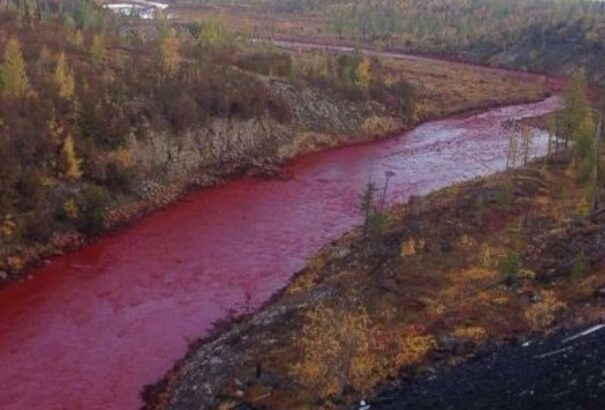 Vérvörössé változott egy szibériai folyó vize