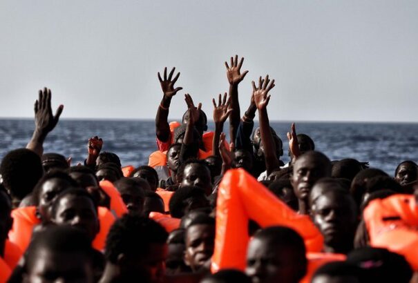 Egyetlen nap alatt hatezer migránst mentett ki az olasz haditengerészet