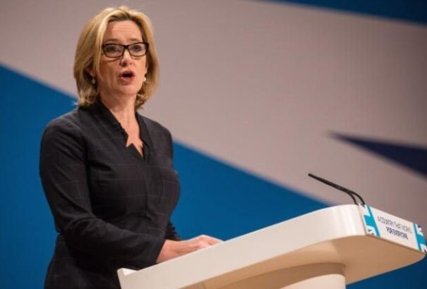 A brit belügyminiszter kiszorítaná Nagy-Britanniából a vendégmunkásokat