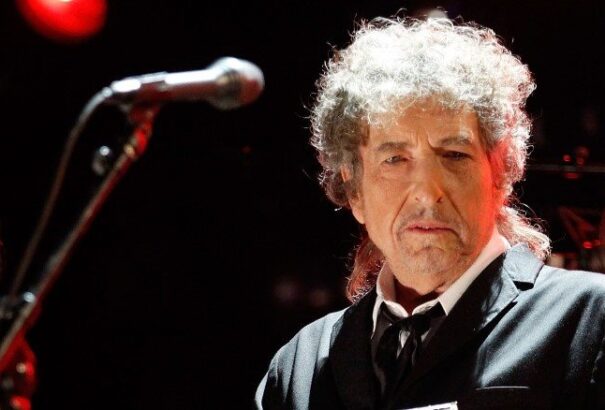A Nobel Bizottság még mindig nem éri el Bob Dylant