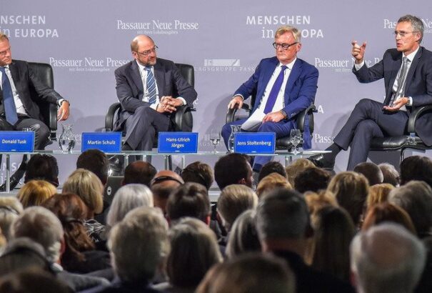 Schulz szerint nem szabad Orbán fejére koppintani