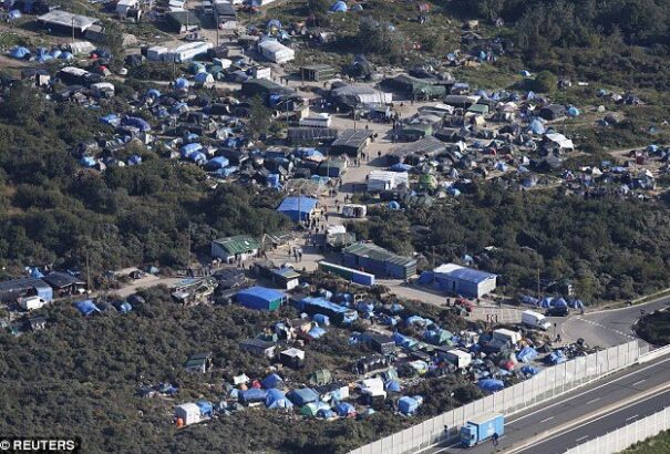 Végleg felszámolják a calais-i dzsungelt