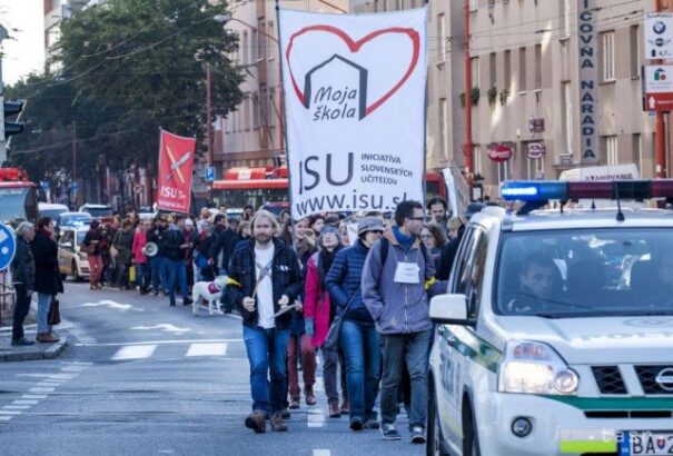 Felvonulással tüntettek a tanárok Pozsonyban